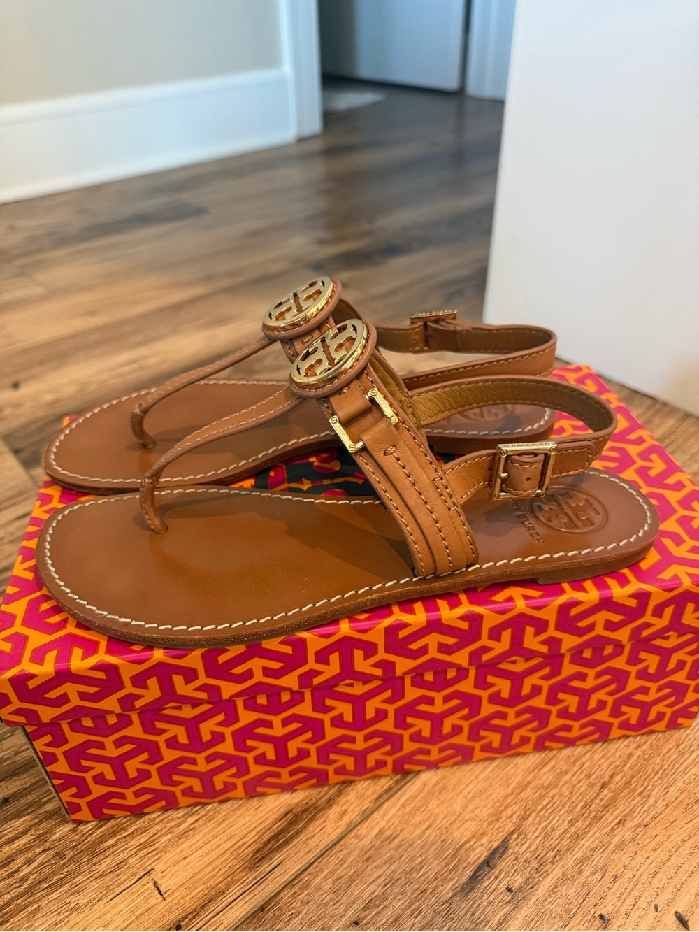 Tory Burch Tan Leather Logo Thong Sandals with Gold Medallion - Picture 3 of 4